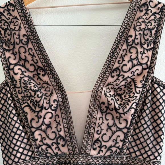 BCBGmAxazria Aurora Embroidered Tulle Mesh Maxi Dress Gown Size 4 - Picture 10 of 16